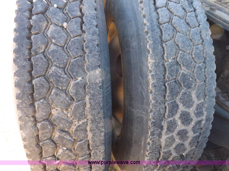 image for item I9219 1998 International F9370 Eagle semi truck