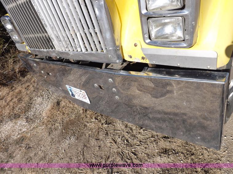 image for item I9219 1998 International F9370 Eagle semi truck