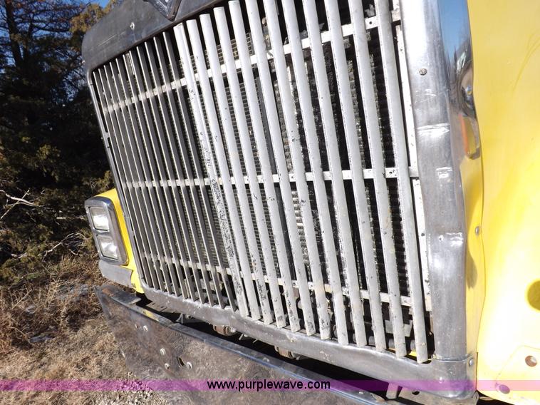 image for item I9219 1998 International F9370 Eagle semi truck