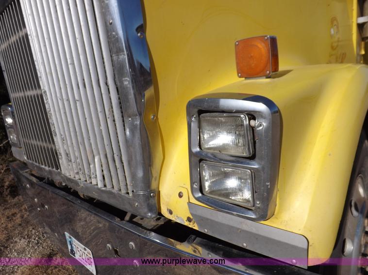 image for item I9219 1998 International F9370 Eagle semi truck