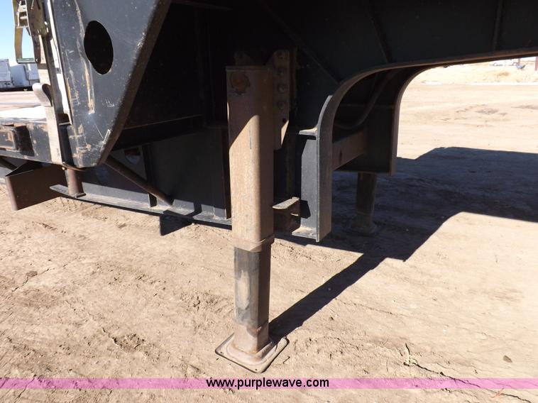 image for item I9223 2007 Transcraft step deck trailer