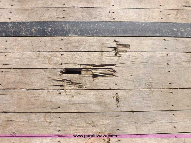 image for item I9223 2007 Transcraft step deck trailer