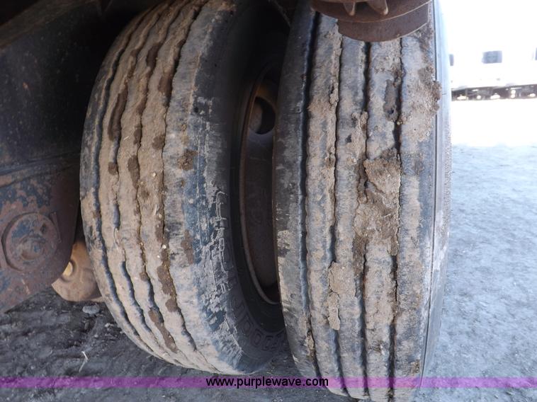 image for item I9223 2007 Transcraft step deck trailer