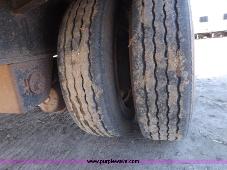 image for item I9223 2007 Transcraft step deck trailer