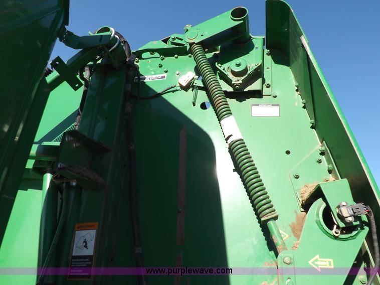 image for item I9237 2010 John Deere 568 round baler