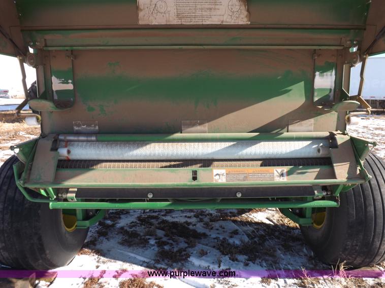 image for item I9237 2010 John Deere 568 round baler