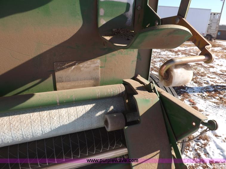 image for item I9237 2010 John Deere 568 round baler