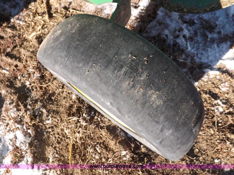 image for item I9237 2010 John Deere 568 round baler