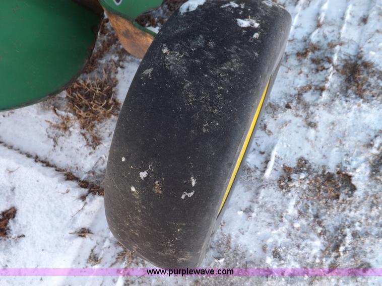 image for item I9237 2010 John Deere 568 round baler