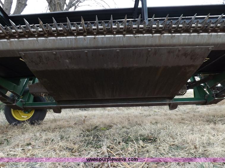 image for item I9242 2006 John Deere 936D draper head