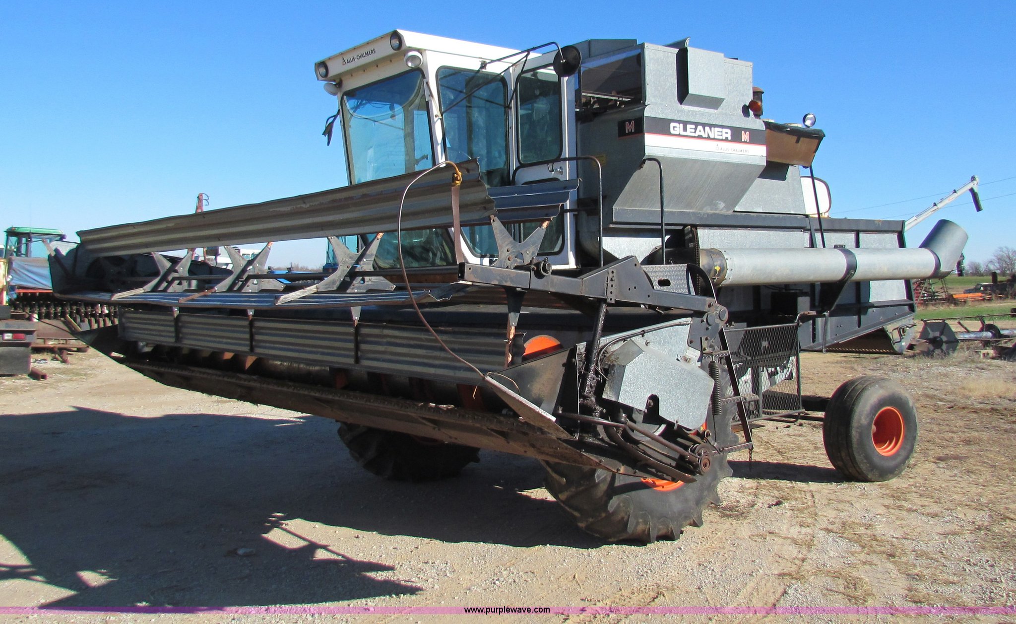 1975 Gleaner M combine in Blackwell, OK Item G4386 sold Purple Wave