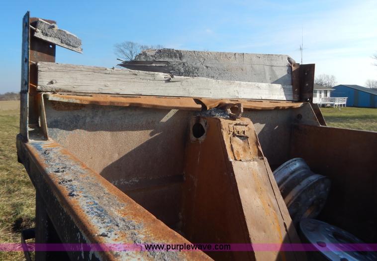 image for item AO9246 Heil 17'L dump bed