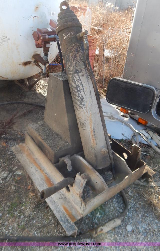 image for item AO9246 Heil 17'L dump bed