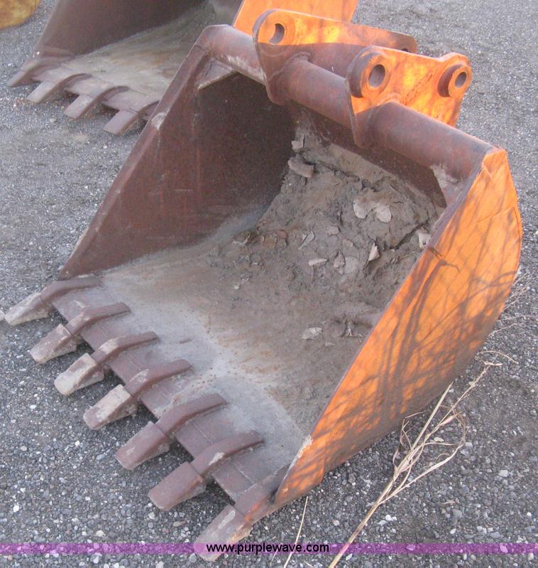 image for item AX9540 36"W seven tooth pin-on bucket