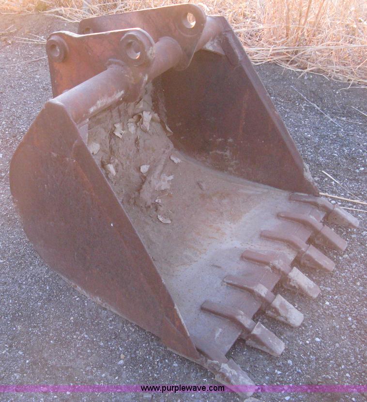 image for item AX9540 36"W seven tooth pin-on bucket