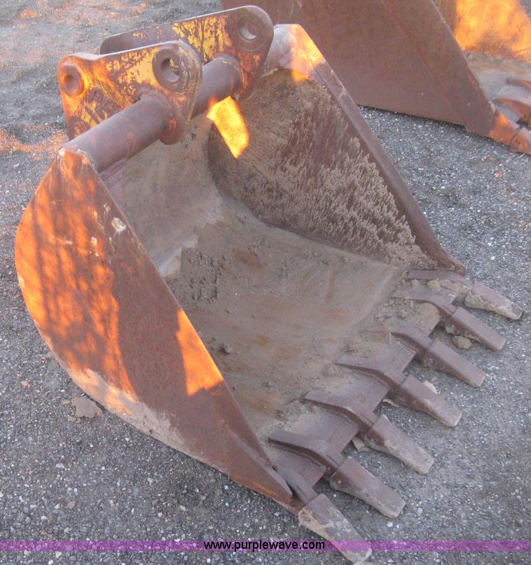 image for item AX9542 36"W seven tooth pin-on bucket