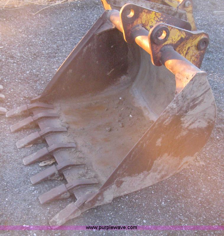 image for item AX9542 36"W seven tooth pin-on bucket