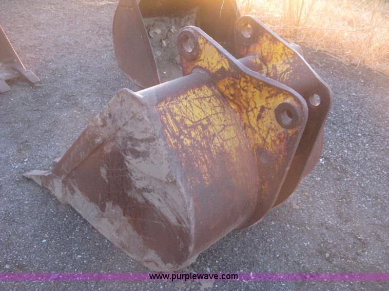 image for item AX9542 36"W seven tooth pin-on bucket