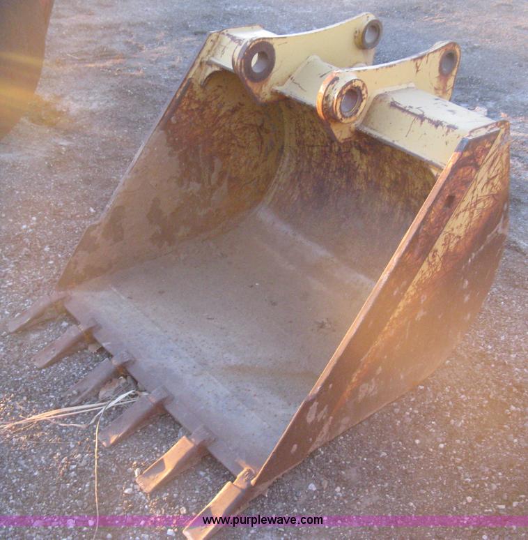 image for item AX9546 Caterpillar six tooth pin-on bucket