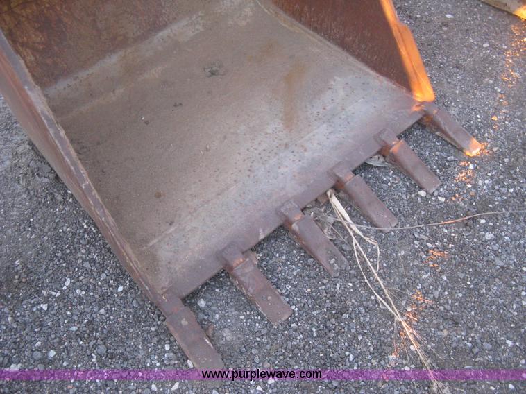 image for item AX9546 Caterpillar six tooth pin-on bucket