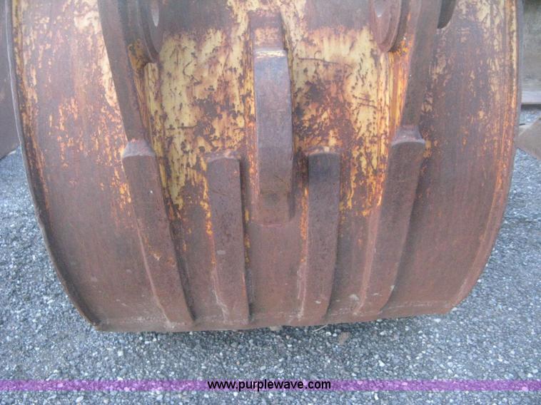 image for item AX9547 36"W five tooth pin-on bucket