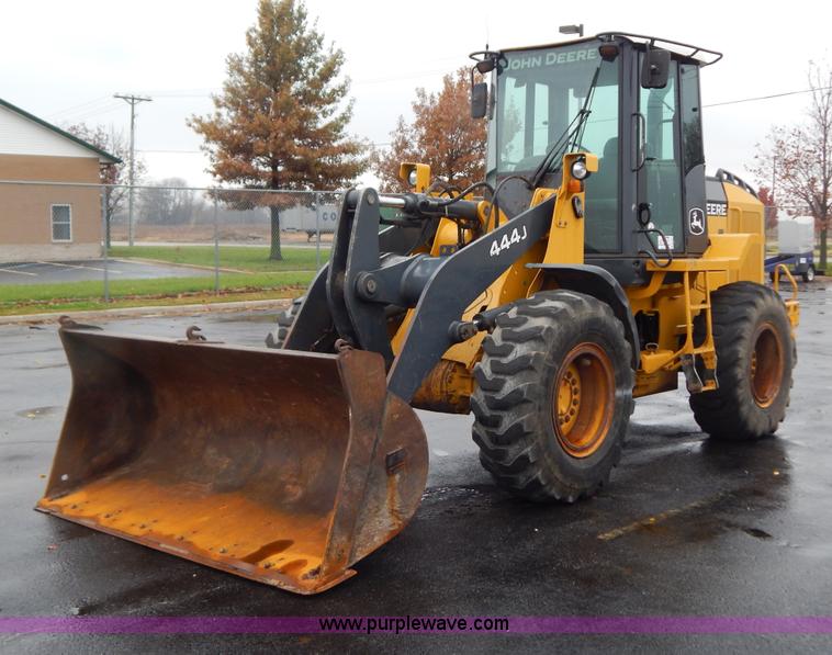 image for item B5983 2004 John Deere 444J loader