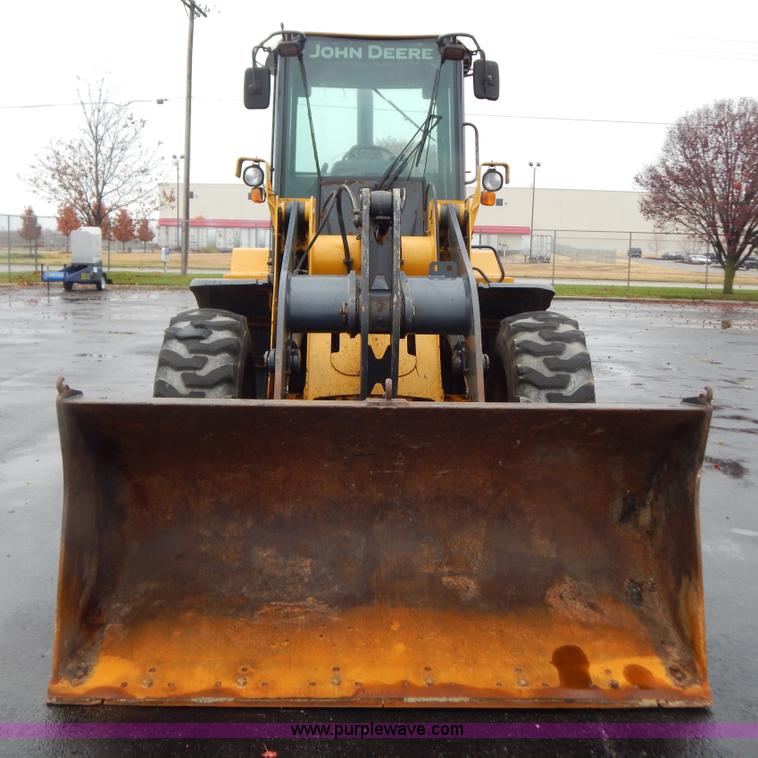 image for item B5983 2004 John Deere 444J loader