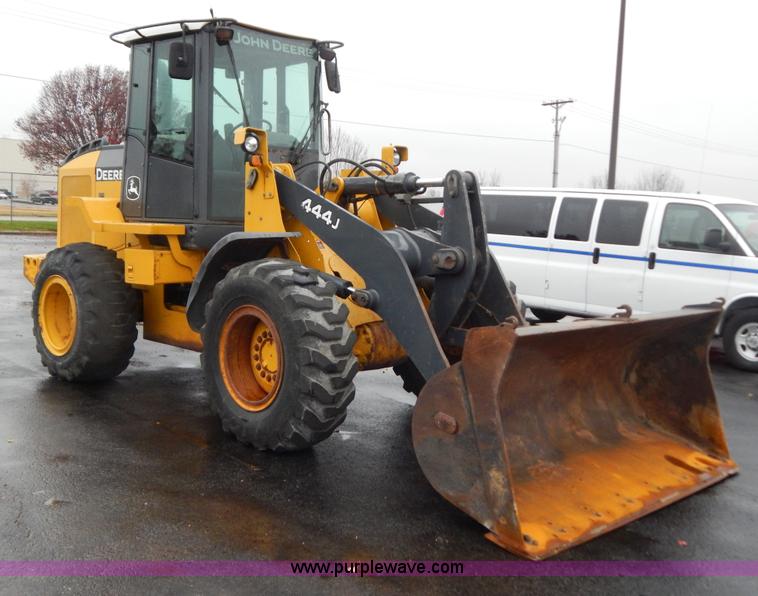 image for item B5983 2004 John Deere 444J loader