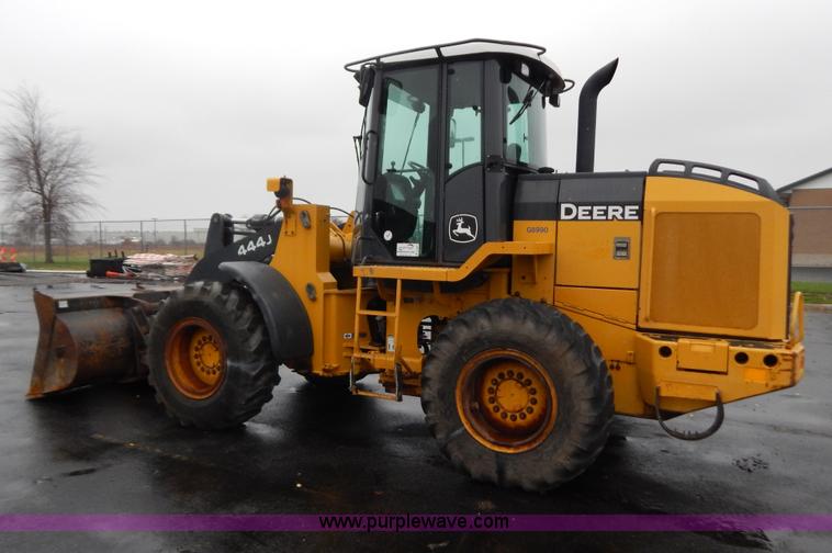 image for item B5983 2004 John Deere 444J loader
