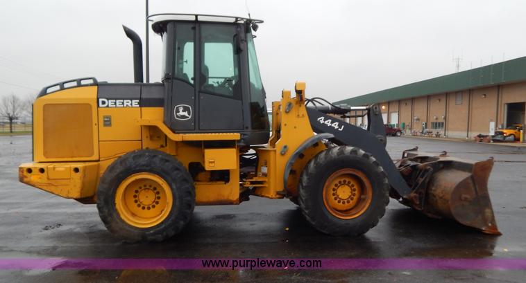 image for item B5983 2004 John Deere 444J loader