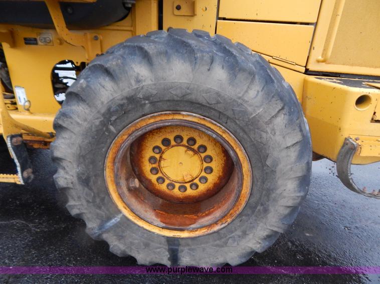 image for item B5983 2004 John Deere 444J loader