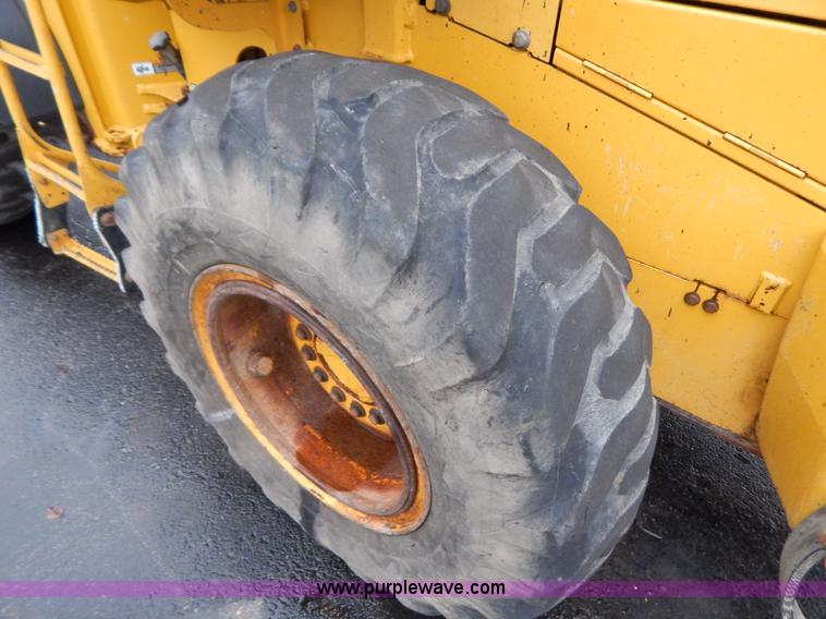 image for item B5983 2004 John Deere 444J loader