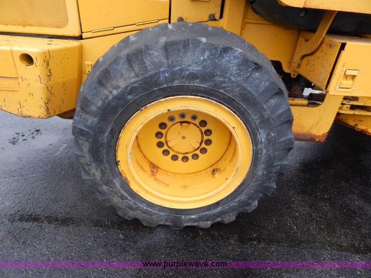 image for item B5983 2004 John Deere 444J loader