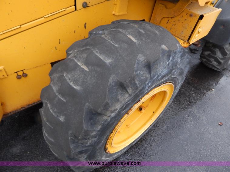 image for item B5983 2004 John Deere 444J loader