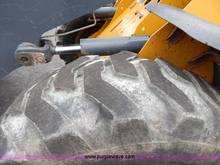 image for item B5983 2004 John Deere 444J loader