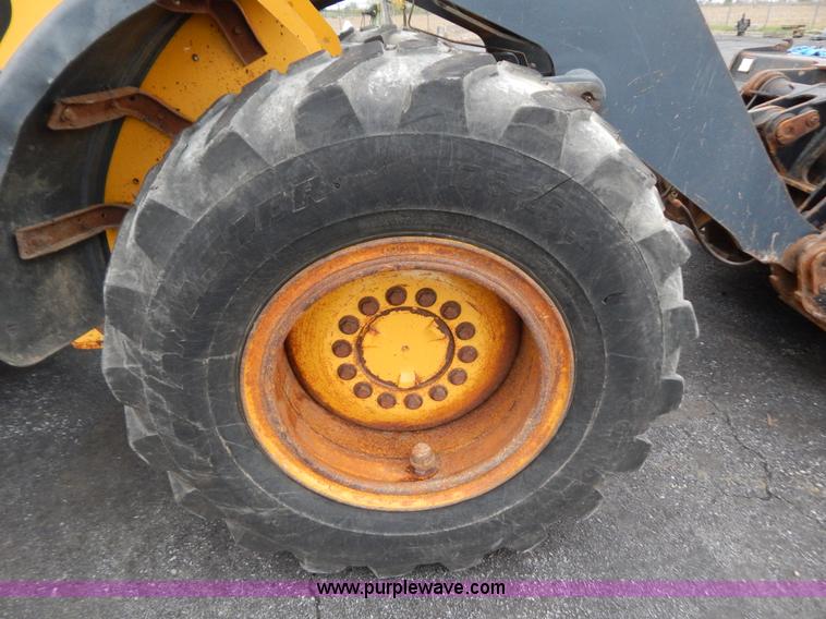 image for item B5983 2004 John Deere 444J loader