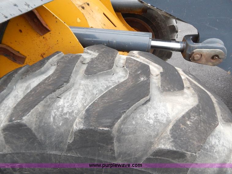 image for item B5983 2004 John Deere 444J loader