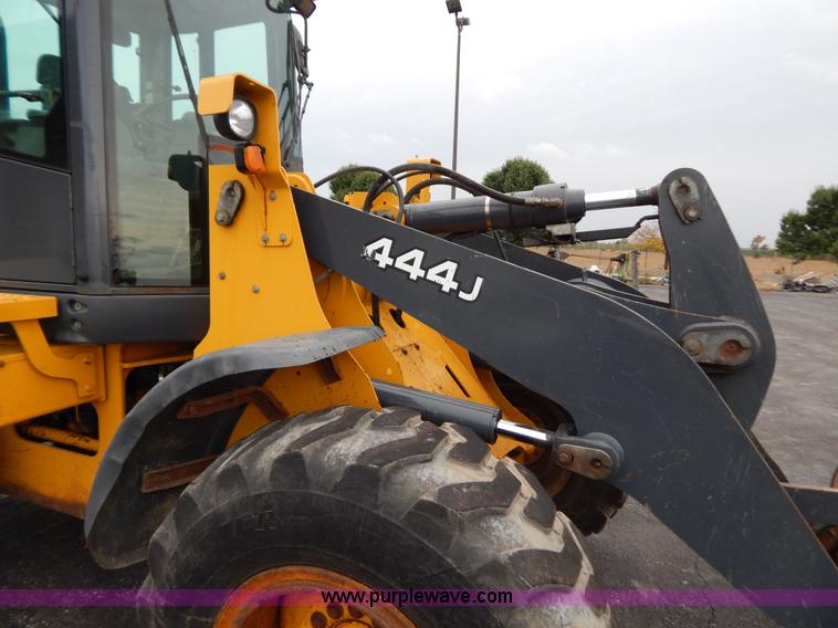 image for item B5983 2004 John Deere 444J loader