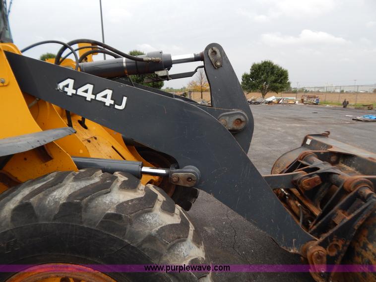 image for item B5983 2004 John Deere 444J loader