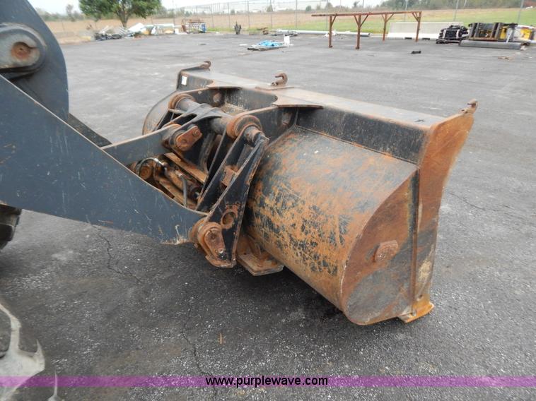 image for item B5983 2004 John Deere 444J loader