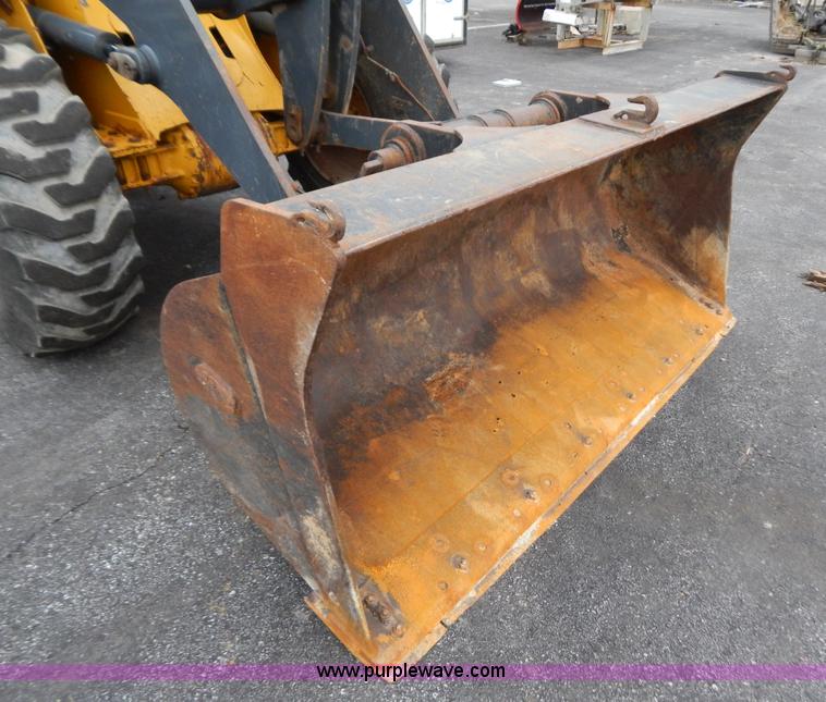 image for item B5983 2004 John Deere 444J loader