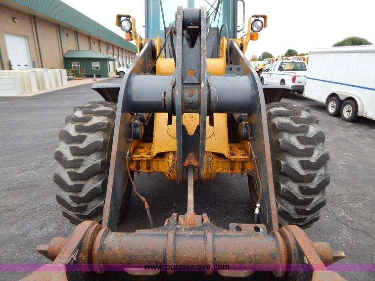 image for item B5983 2004 John Deere 444J loader