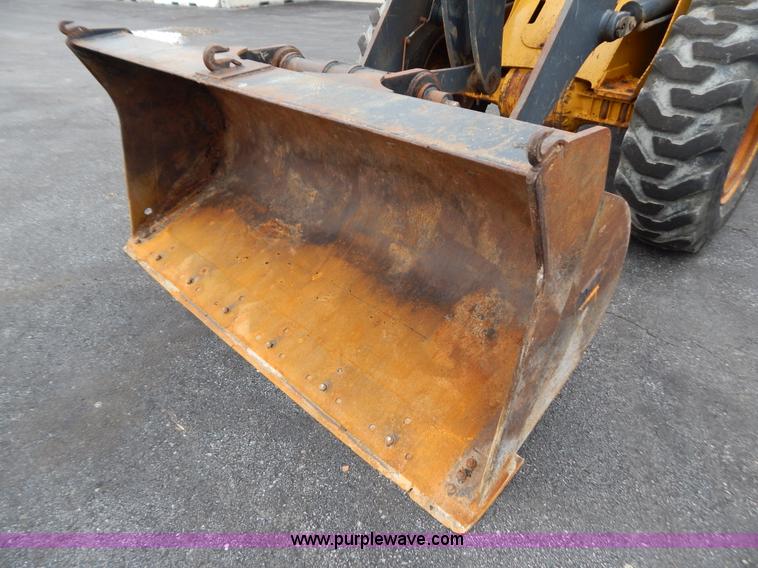 image for item B5983 2004 John Deere 444J loader