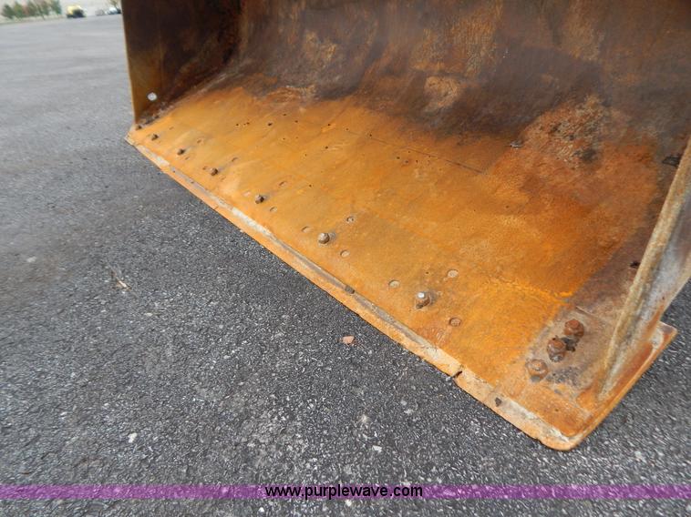 image for item B5983 2004 John Deere 444J loader