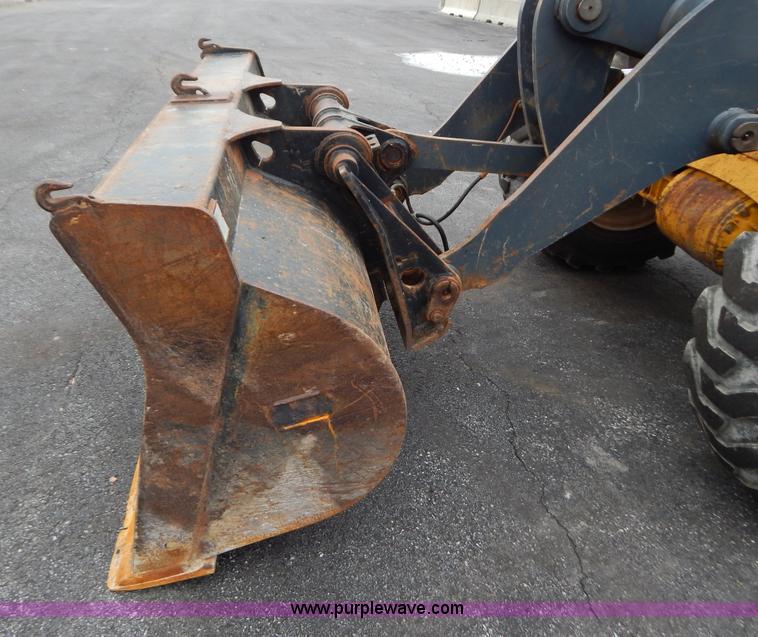 image for item B5983 2004 John Deere 444J loader
