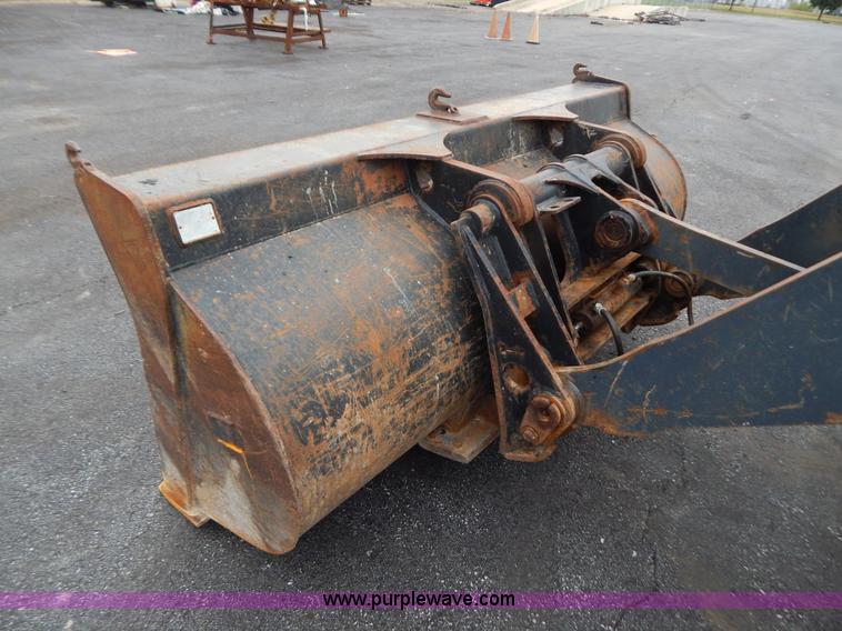 image for item B5983 2004 John Deere 444J loader