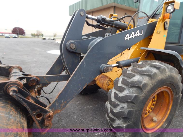 image for item B5983 2004 John Deere 444J loader