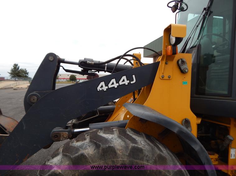 image for item B5983 2004 John Deere 444J loader