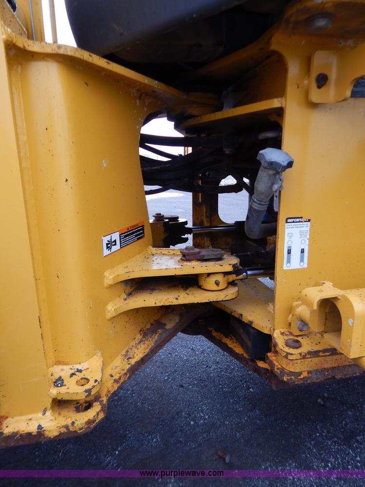 image for item B5983 2004 John Deere 444J loader