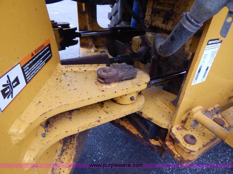 image for item B5983 2004 John Deere 444J loader